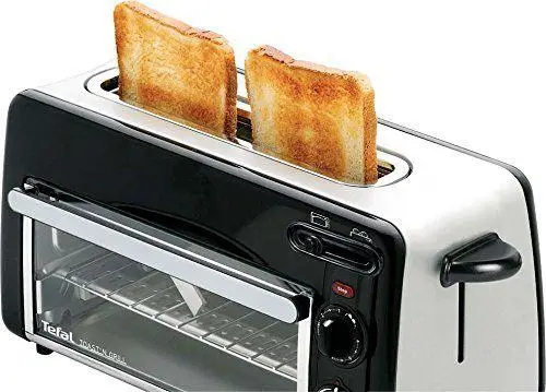 Otwarta komora grilla Tefal Toast N' Grill z apetycznymi kanapkami grillowanymi w środku, pokazująca wnętrze urządzenia